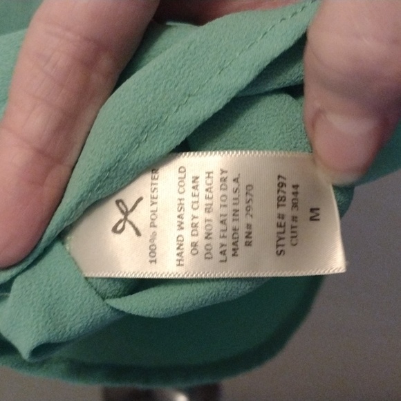 Everly sleeveless blouse womens size M EUC - Picture 4 of 4